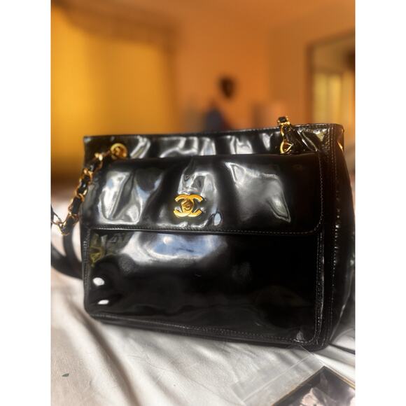 Authentic CHANEL Vintage Black Patent Leather Shoulder Bag 1980s Era - Picture 2 of 15